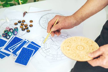 Astroloji ve falcı ihtiyar falcıya. Seçici odaklanma. insanlar.