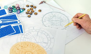 Astroloji ve falcı ihtiyar falcıya. Seçici odaklanma. insanlar.