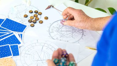 Astroloji ve falcı ihtiyar falcıya. Seçici odaklanma. insanlar.