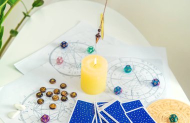 Sarkaç falcılık ve astroloji. Seçici odaklanma. insanlar.