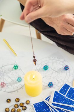 Sarkaç falcılık ve astroloji. Seçici odaklanma. insanlar.