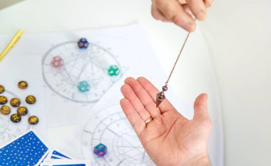 Sarkaç falcılık ve astroloji. Seçici odaklanma. insanlar.