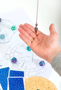 Sarkaç falcılık ve astroloji. Seçici odaklanma. insanlar.