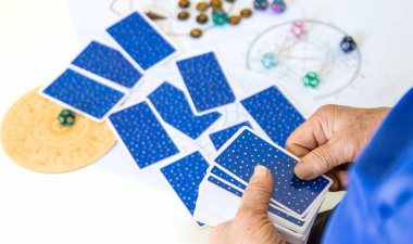 Astroloji ve falcı ihtiyar falcıya. Seçici odaklanma. insanlar.