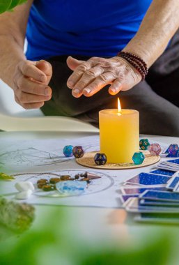 Astroloji ve falcı ihtiyar falcıya. Seçici odaklanma. insanlar.