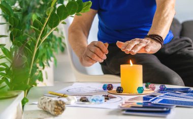 Astroloji ve falcı ihtiyar falcıya. Seçici odaklanma. insanlar.