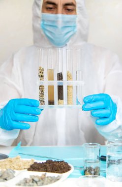 Laboratuvarda toprak testi. Seçici odaklanma. Doğa.