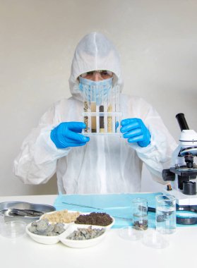 Laboratuvarda toprak testi. Seçici odaklanma. Doğa.