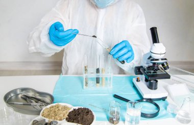 Laboratuvarda toprak testi. Seçici odaklanma. Doğa.
