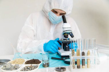 Laboratuvarda toprak testi. Seçici odaklanma. Doğa.