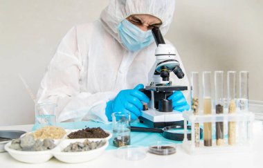 Laboratuvarda toprak testi. Seçici odaklanma. Doğa.