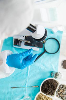 Laboratuvarda toprak testi. Seçici odaklanma. Doğa.