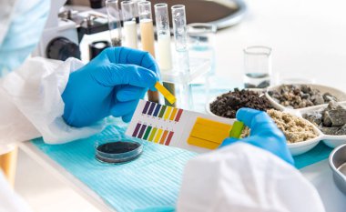 Laboratuvarda toprak testi. Seçici odaklanma. Doğa.