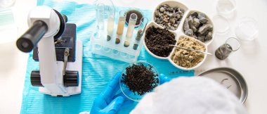 Laboratuvarda toprak testi. Seçici odaklanma. Doğa.