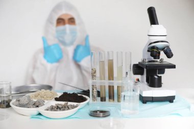 Laboratuvarda toprak testi. Seçici odaklanma. Doğa.