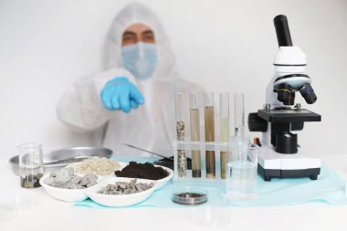 Laboratuvarda toprak testi. Seçici odaklanma. Doğa.