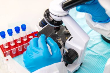 Laboratuvardaki test tüpüne tik tak. Seçici odaklanma. Doğa.