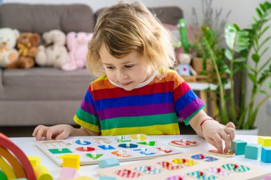 Çocuk sayıları ve harfleri öğreniyor. Seçici odaklanma. Çocuk.