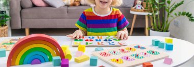 Çocuk sayıları ve harfleri öğreniyor. Seçici odaklanma. Çocuk.