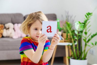Çocuk sayıları ve harfleri öğreniyor. Seçici odaklanma. Çocuk.
