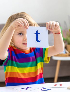 Çocuk sayıları ve harfleri öğreniyor. Seçici odaklanma. Çocuk.