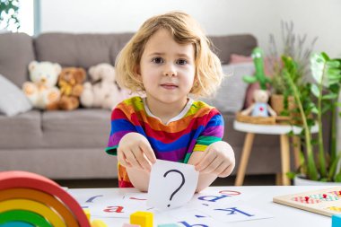 Bir çocuğun elinde soru işareti var. Seçici odaklanma. çocuk.