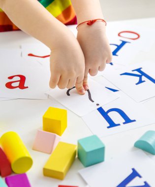 Çocuk sayıları ve harfleri öğreniyor. Seçici odaklanma. Çocuk.