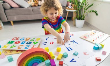 Çocuk sayıları ve harfleri öğreniyor. Seçici odaklanma. Çocuk.