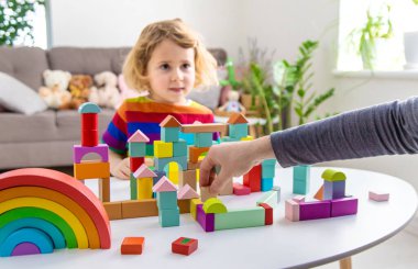 Bir çocuk bloklardan inşa eder. Seçici odaklanma. çocuk.