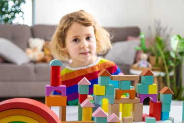 Bir çocuk bloklardan inşa eder. Seçici odaklanma. çocuk.