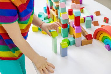 Bir çocuk bloklardan inşa eder. Seçici odaklanma. çocuk.