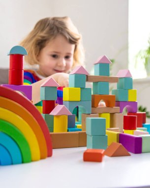 Bir çocuk bloklardan inşa eder. Seçici odaklanma. çocuk.