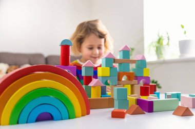 Bir çocuk bloklardan inşa eder. Seçici odaklanma. çocuk.