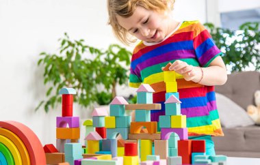 Bir çocuk bloklardan inşa eder. Seçici odaklanma. çocuk.