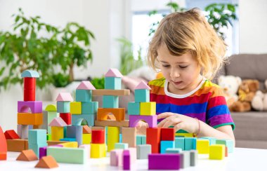 Bir çocuk bloklardan inşa eder. Seçici odaklanma. çocuk.