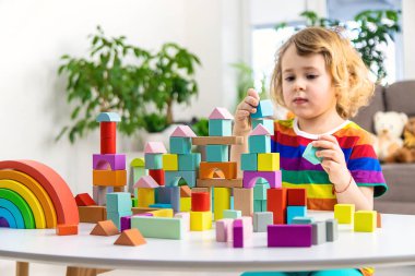 Bir çocuk bloklardan inşa eder. Seçici odaklanma. çocuk.