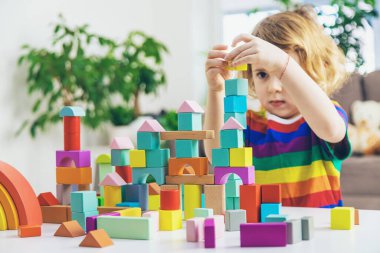 Bir çocuk bloklardan inşa eder. Seçici odaklanma. çocuk.
