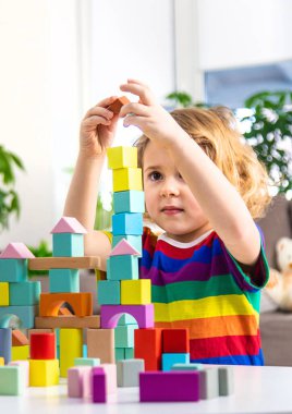 Bir çocuk bloklardan inşa eder. Seçici odaklanma. çocuk.