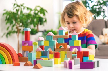 Bir çocuk bloklardan inşa eder. Seçici odaklanma. çocuk.