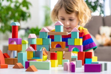 Bir çocuk bloklardan inşa eder. Seçici odaklanma. çocuk.