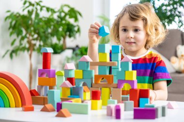 Bir çocuk bloklardan inşa eder. Seçici odaklanma. çocuk.