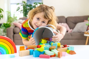 Bir çocuk bloklardan inşa eder. Seçici odaklanma. çocuk.