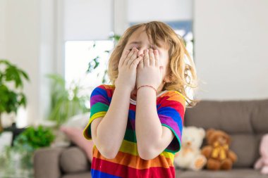 Çocuğun başı ağrıyor. Seçici odaklanma. Çocuk.