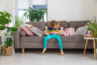 Çocuğun midesi ağrıyor. Seçici odaklanma. çocuk.