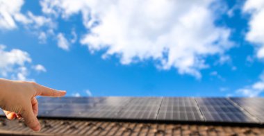 Evin çatısındaki güneş panelleri. Seçici odaklanma. Doğa.