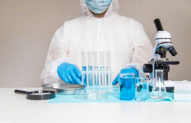 Laboratuvarda su araştırması. Seçici odaklanma. Doğa.