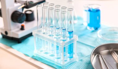 Laboratuvarda su araştırması. Seçici odaklanma. Doğa.