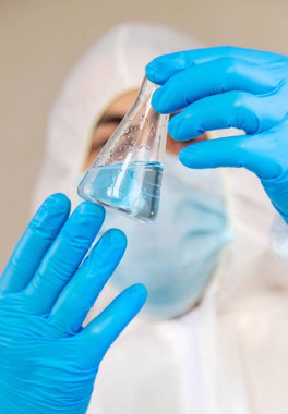 Laboratuvarda su araştırması. Seçici odaklanma. aqua.