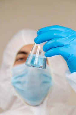 Laboratuvarda su araştırması. Seçici odaklanma. aqua.