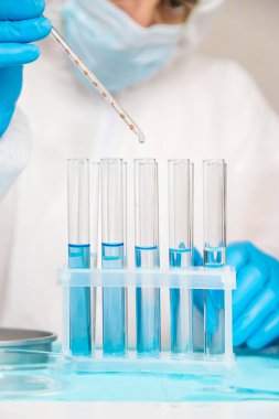 Laboratuvarda su araştırması. Seçici odaklanma. aqua.